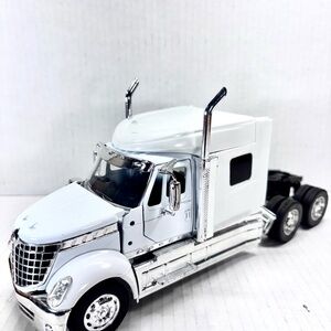 International Lonestar Sleeper Tractor White 1/50 Diecast Masters 71024